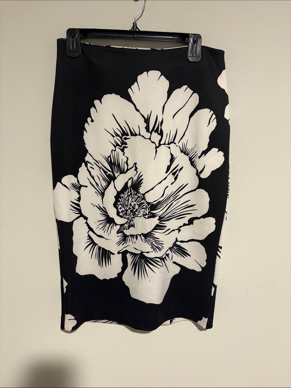 New York & Company Black and White Floral Pencil Skirt
